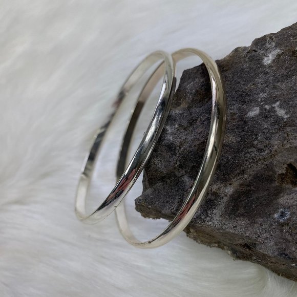 Pair of Silver Tone Bangle Bracelets - Picture 1 of 7